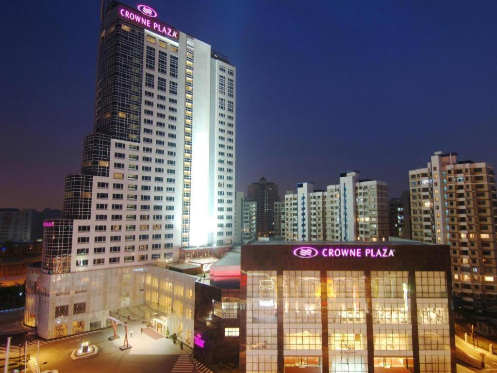 上海外高桥皇冠假日酒店 外观 照片